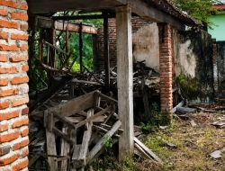 Api Nyaris Lahap Ruang Kelas SDN Krecek 3, Bara Pembakaran Sampah Terbang 4 Meter