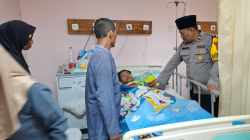 Abang Uman Wonge Negoro Hadir Membawa Semangat, Jenguk Dua Warga Sidomukti yang Dirawat Pasca Kecelakaan di RSUD Soegiri Lamongan