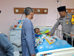 Abang Uman Wonge Negoro Hadir Membawa Semangat, Jenguk Dua Warga Sidomukti yang Dirawat Pasca Kecelakaan di RSUD Soegiri Lamongan