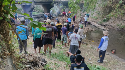 Peduli Lingkungan, Kerja Bakti Pembersihan Aliran Sungai di Bawah Jembatan Bajang di Desa Kwangsen Madiun