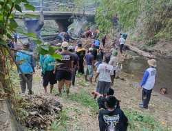 Peduli Lingkungan, Kerja Bakti Pembersihan Aliran Sungai di Bawah Jembatan Bajang di Desa Kwangsen Madiun