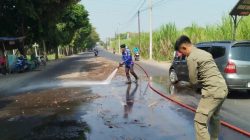 Damkar Kediri Gerak Cepat Bersihkan Tumpahan Solar di Jalur Totok Kerot, Cegah Kecelakaan dan Ancaman Kebakaran