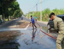 Damkar Kediri Gerak Cepat Bersihkan Tumpahan Solar di Jalur Totok Kerot, Cegah Kecelakaan dan Ancaman Kebakaran