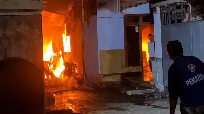 Kebakaran Hebat di Kayen Kidul: Rumah dan 6 Kendaraan Ludes, Kerugian Tembus Rp1 Miliar
