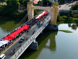 Ribuan Langkah, Satu Merah Putih: Kota Kediri Tegaskan Persatuan di Kirab Bendera Raksasa
