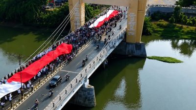 Ribuan Langkah, Satu Merah Putih: Kota Kediri Tegaskan Persatuan di Kirab Bendera Raksasa