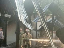 Puntung Rokok Diduga Picu Kebakaran Gudang Kayu di Gampengrejo, Kerugian Capai Rp20 Juta