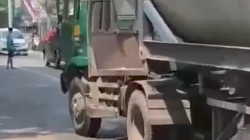 Sepeda Motor Diduga Oleng Sehinggah Terjatuh Dan Terlindasl Dikolong Truck