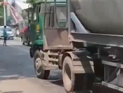 Sepeda Motor Diduga Oleng Sehinggah Terjatuh Dan Terlindasl Dikolong Truck