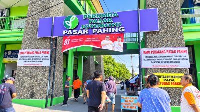 Usai Pasar Bandar Memanas, Kini Pedagang Pasar Pahing Kediri Pasang Spanduk Protes