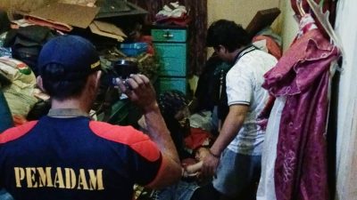 Damkar Hadir untuk Masyarakat: Tengah Malam, Petugas Gerak Cepat Evakuasi Warga Sakit