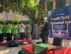 Maulid Nabi di SMPN 1 Kras: Ustaz Suhaimi Sentil Generasi Digital, “Jempol Kita Cerminan Akhlak”