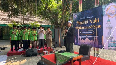 Maulid Nabi di SMPN 1 Kras: Ustaz Suhaimi Sentil Generasi Digital, “Jempol Kita Cerminan Akhlak”