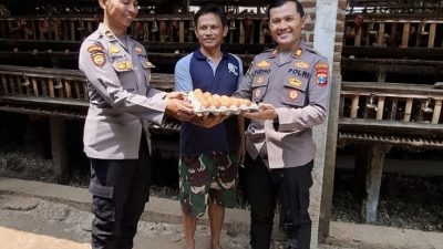 Jaga Produksi Telur, Polsek Kandat Turun Langsung Bina Peternak