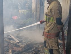 Ditinggal Masak, Kompor Masih Menyala! Rumah Warga Wates Kediri Dilalap Api, Kerugian Capai Rp200 Juta