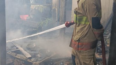 Ditinggal Masak, Kompor Masih Menyala! Rumah Warga Wates Kediri Dilalap Api, Kerugian Capai Rp200 Juta