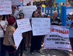 Ratusan Pedagang Kepung Balai Kota Kediri, Tiga Tuntutan Mengarah ke Perumda Pasar Joyoboyo