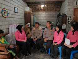 Kapolres Kediri Sambangi Marfel, Bocah 11 Tahun yang Rawat Ibu Lumpuh Seorang Diri