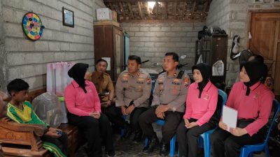 Kapolres Kediri Sambangi Marfel, Bocah 11 Tahun yang Rawat Ibu Lumpuh Seorang Diri