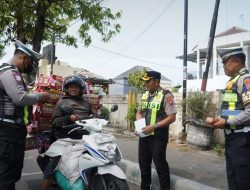 Kapolres Kediri Turun ke Jalan, Pengendara Tanpa Helm SNI Masih Ditemukan